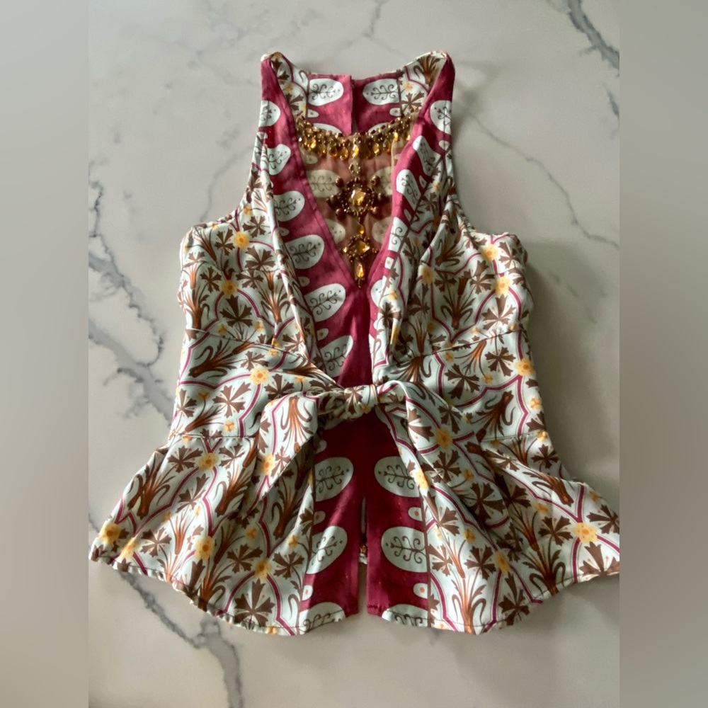 TRACY REESE | 100% Silk. Size 6. Beautiful silk top with intricate beading.